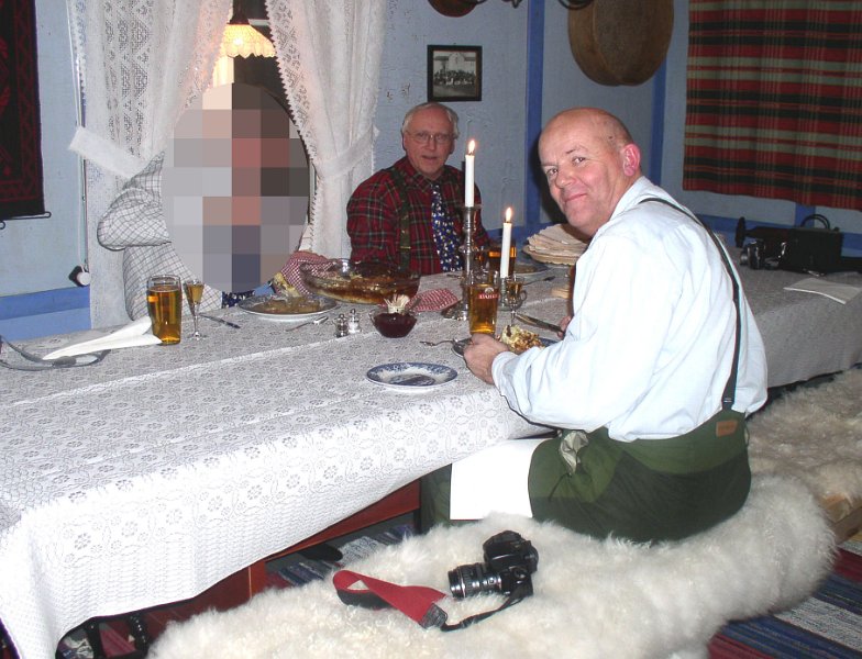 040 2004_003.jpg - Bergulene har benket seg ved bordet for å innta årets årsmøtemiddag      